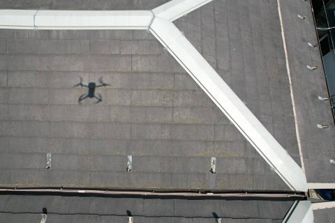 目黒区目黒本町で一戸建て屋根ドローン飛行中の屋根写真1