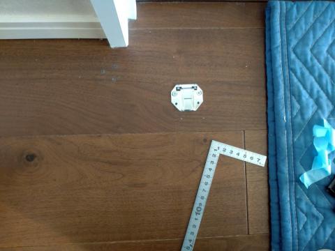 品川区戸越のマンションでハンガーラックの設置の印をつけている写真