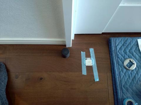 品川区戸越のマンションのハンガーラック設置位置のマスキングテープを貼った写真