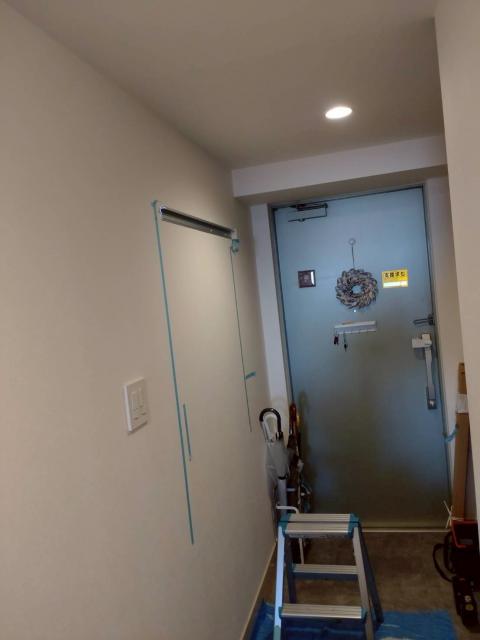 品川区戸越のマンションの玄関先ハンガー設置言位置の確認マスキングテープ写真