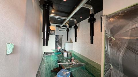 戸越銀座商店街ホルモン焼き肉専門店さんの塗装前の壁養生の写真