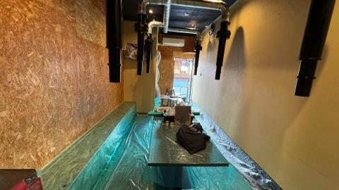 とgフォし銀座商店街ホルモン焼肉専門店で塗装前養生をしている写真