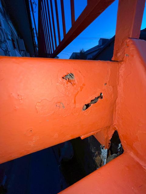 品川区小山台のアパートで鉄骨階段のサビ止め塗装した写真