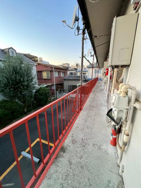 品川区小山台のアパートで鉄骨階段のサビ止め塗装手すりの写真