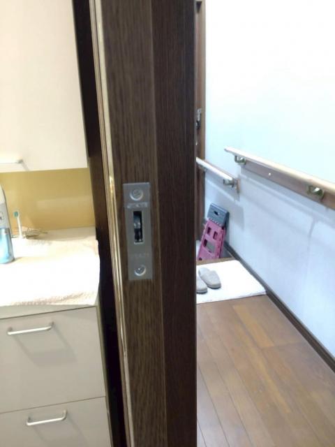 武蔵小山でトイレに鍵設置横から見た写真
