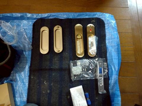 武蔵小山でトイレに鍵設置する部品の写真