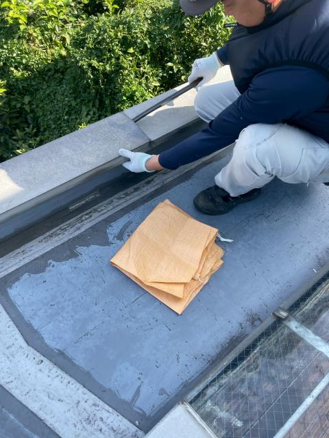 武蔵小山で雨漏りの火h祖を調べているスタッフの写真