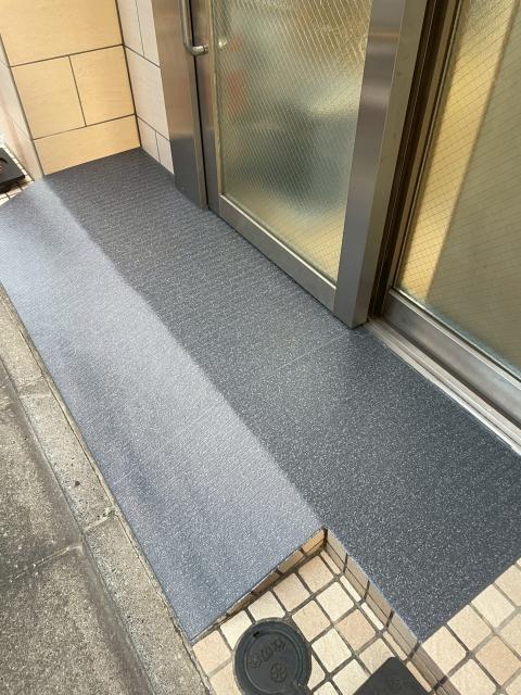 武蔵小山にある保育園出入口シート貼り完成写真