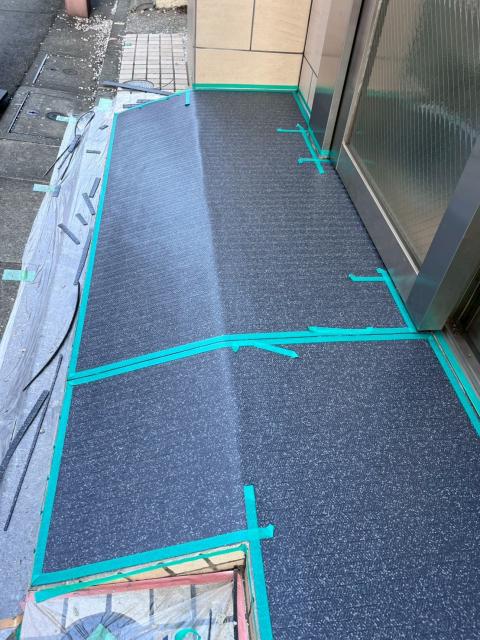 武蔵小山にある保育園出入口シートを貼りマスキングテープを貼った写真