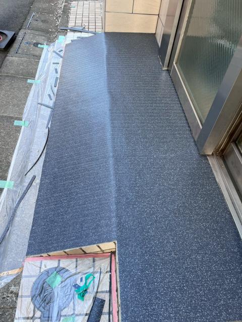 武蔵小山にある保育園出入口長尺シート貼り付けた写真