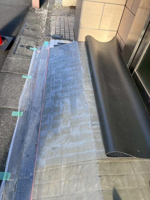 武蔵小山にある保育園出入口長尺シート貼り付け圧着した写真