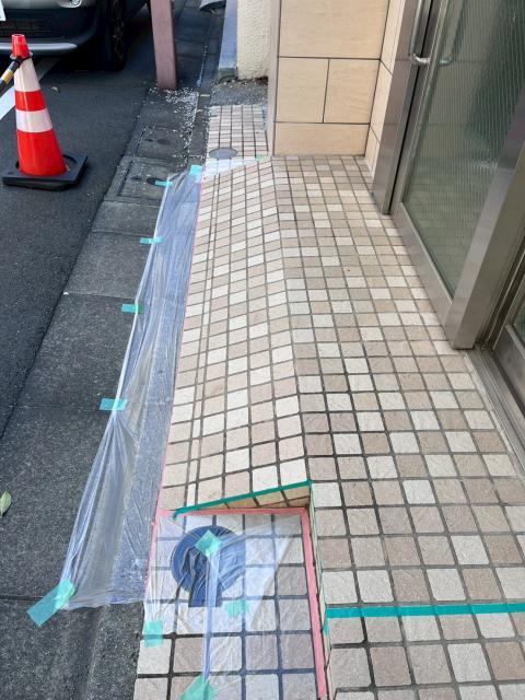 武蔵小山にある保育園出入口養生している写真