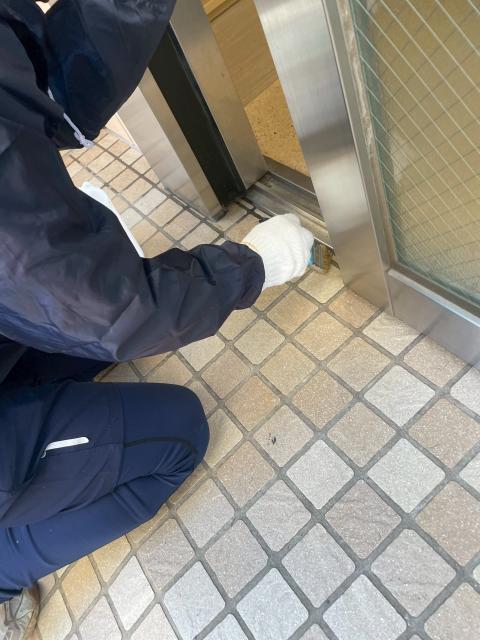 武蔵小山にある保育園の出入口スタッフが掃除している写真