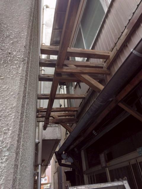 武蔵小山にある戸建てで経年劣化したベランダの解体写真2