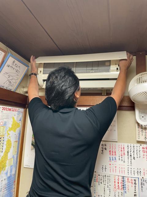 、武蔵小山にある飲食店さんのエアコンのルーバーを作業員が確認している写真