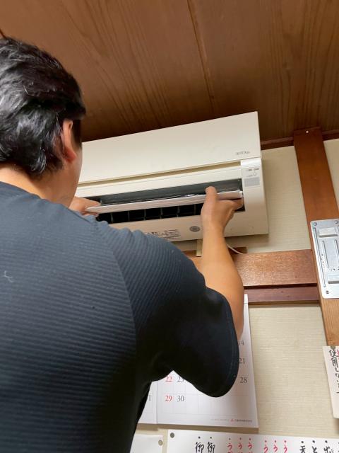 武蔵小山にある飲食店さんのエアコンルーバーの羽根をいれている写真