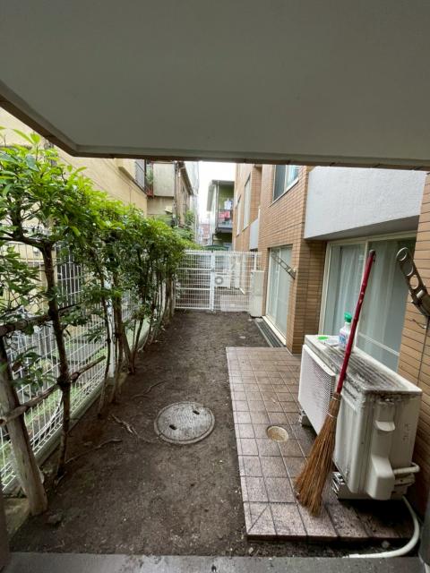 武蔵小山の㍇の共用部で選定作業、草むしりを終えた写真