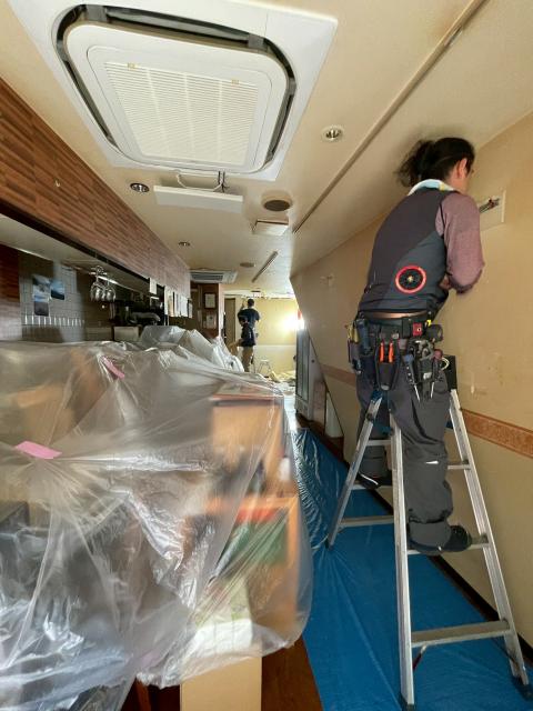 武蔵小山の飲食店内装工事照明器具をとり外している写真