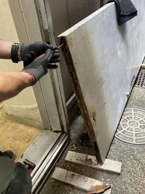 武蔵小山パルム商店街の店舗で動かないスチール引き戸の写真4