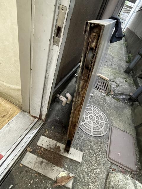 武蔵小山パルム商店街の店舗の勝手口の動かないスチール引き戸を外した写真