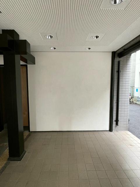 品川区白金で飲食店をオープンするにあたってのまだ何も模写していない壁の写真