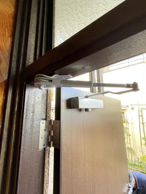 品川区小山台でドアクローザーを交換した写真