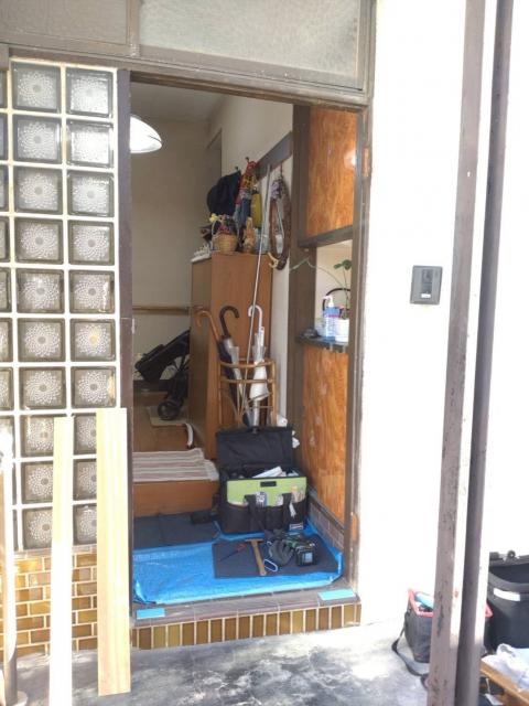 品川区小山台で玄関ドア交換でドアを外した写真