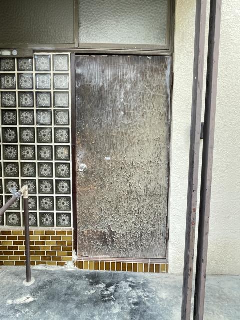 品川区小山台で経年劣化した既存の玄関ドアの写真