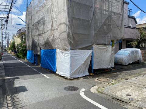 目黒区碑文谷で外装工事中に高圧洗浄時の養生をしている写真4