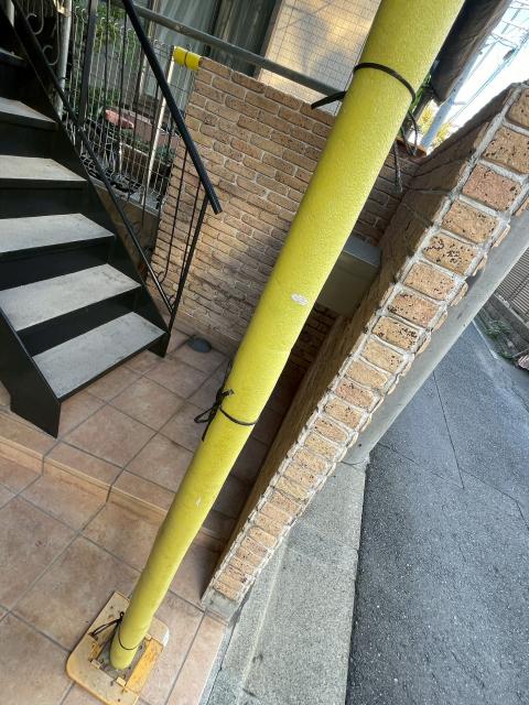 目黒区腹町で外装改修工事のための足場設置中自宅前の写真