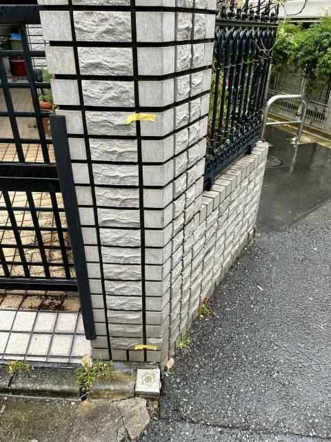 目黒区下目黒で車による接触被害の外構タイル調査の写真