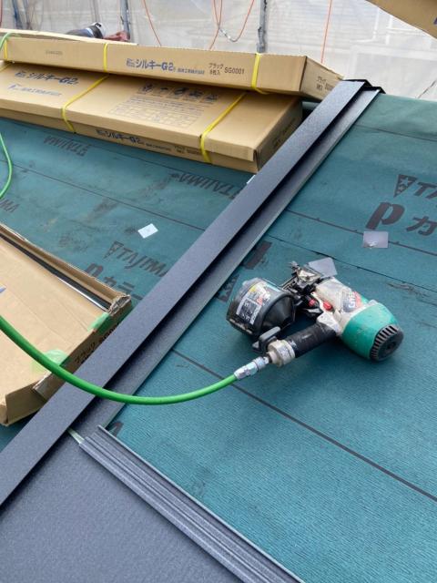 目黒区戸建て屋根カバー工法エアカッター使用写真