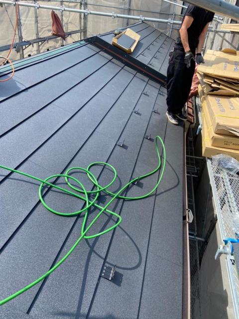 目黒区戸建て屋根カバー工法ほぼ完成した写真