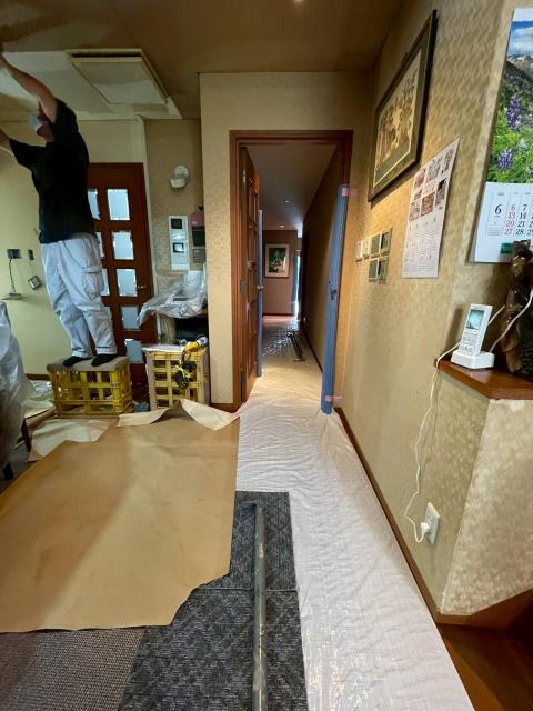 目黒区中目黒戸建て室内クロス張替工事のため養生している写真