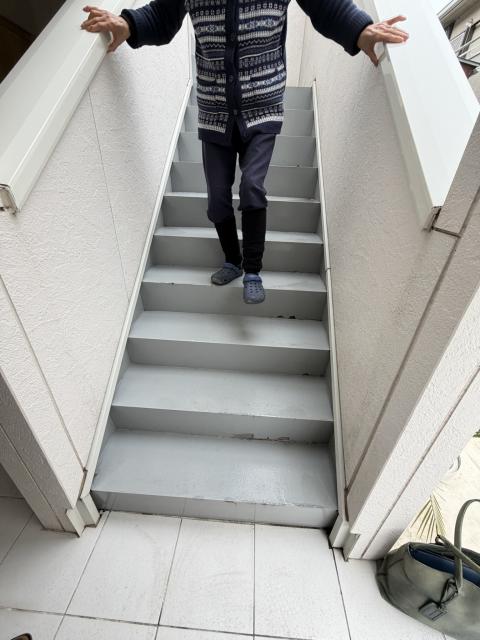 目黒区目黒本町のアパート手すりをつける階段の全体の写真