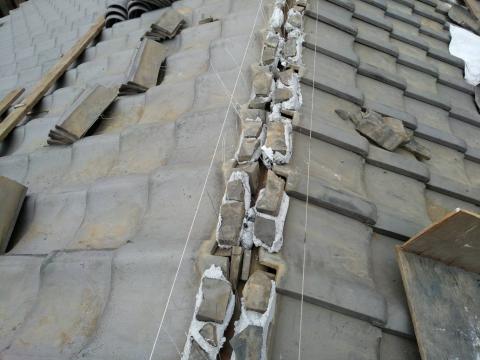 目黒本町で屋根瓦の修繕工事途中の写真