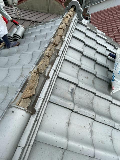 目黒区目黒本町で屋根瓦の修繕工事をする写真