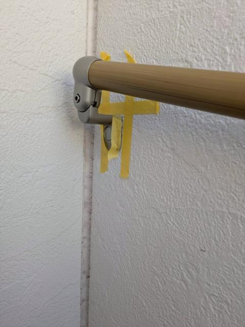 目黒本町のアパートの階段手すりでブラケットの上に手すり棒を載せて固定した写真