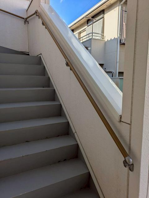 目黒本町のアパートの階段手すりのブラケットの上手すり棒階段の写真