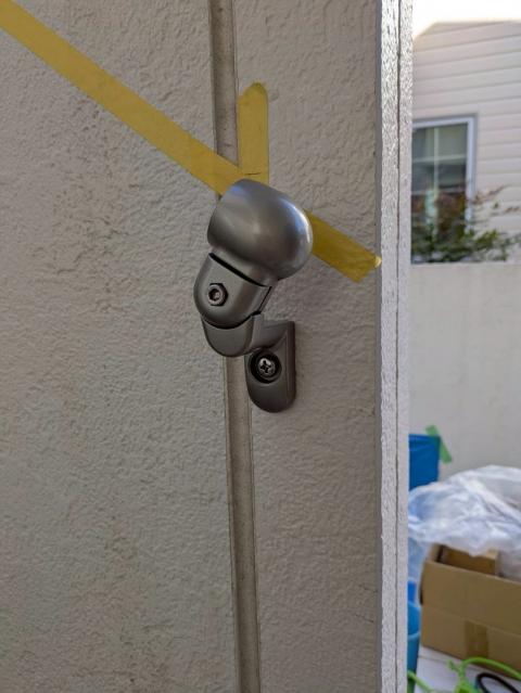 目黒区目黒本町のアパートの階段手すりをつける位置に固定金具をつけた写真