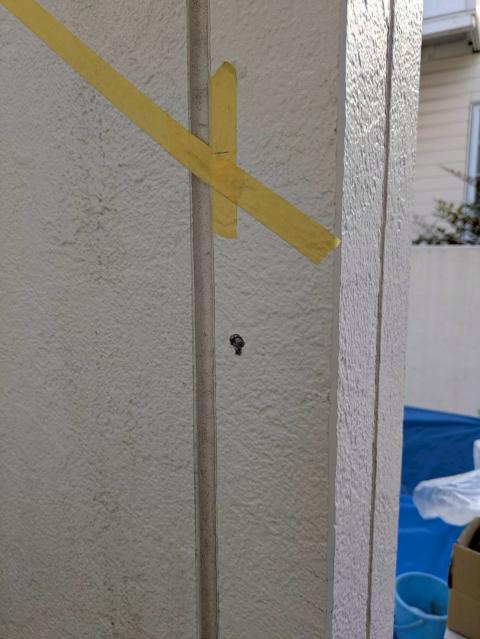 目黒区目黒本町のアパートの階段手すりをつける位置にマスキングテープ写真