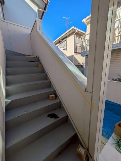 目黒区目黒本町のアパートの階段に手すりをつける相談をしている写真