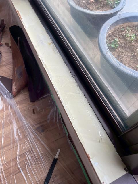 武蔵小山で経年劣化した掃き出し窓枠をプライマー塗布した写真