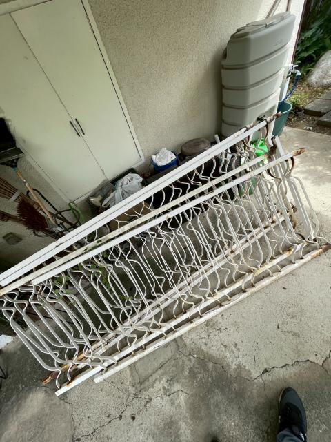 目黒区目黒本町で経年劣化した鉄フェンスの写真