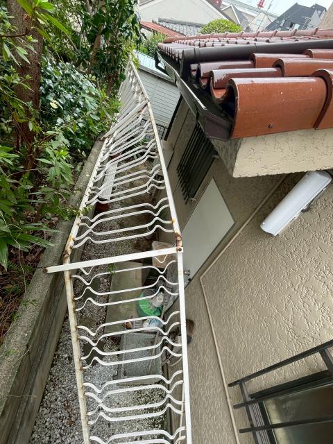 目黒区目黒本町で経年劣化した鉄フェンスが崩れ落ちた写真