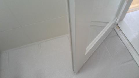 目黒区目黒本町で浴室ドアのパッキン交換を終えた下部分の写真
