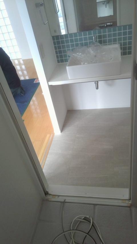 目黒区目黒本町で浴室ドアを外した写真