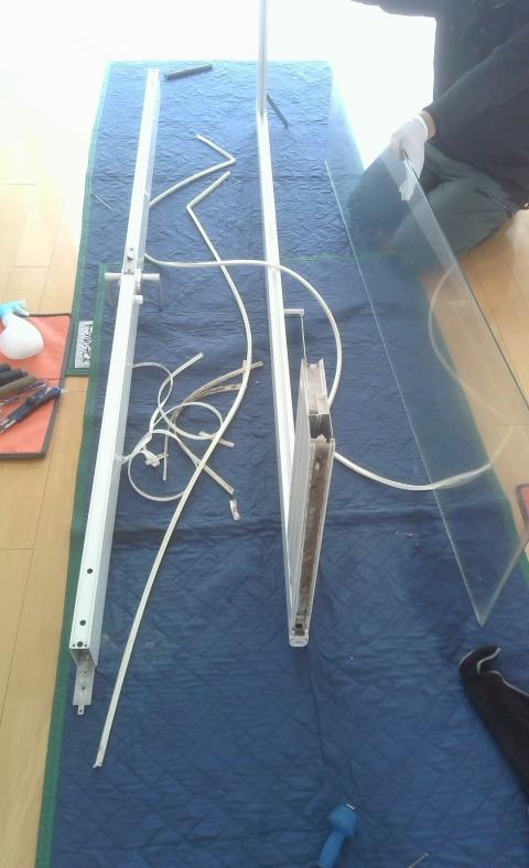 目黒区目黒本町で浴室ドアのパッキン交換作業中の写真