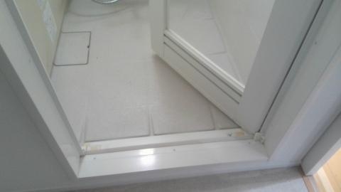 目黒区目黒本町で既存の浴室ドアの写真