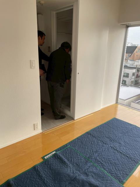 目黒区目黒本町で浴室ドアのパッキン交換の為養生している写真